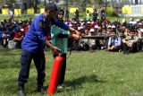 Petugas Pemadam Kebakaran menjelaskan cara menggunakan alat pemadam ringan (APAR) berbahan gas karbon dioksida dalam Simulasi Pemadaman Kebakaran di SMK 10, Malang, Jawa Timur, Kamis (17/7/2025). Kegiatan yang diikuti 600 siswa kelas XI tersebut bertujuan meningkatkan kesiapsiagaan serta membekali ketrampilan siswa dalam menghadapi situasi darurat kebakaran. ANTARA Jatim/Ari Bowo Sucipto/mas.