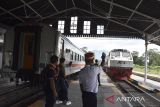 Petugas pengatur perjalanan kereta api di Stasiun Cibatu, Kabupaten Garut, Jawa Barat, Kamis (17/7/2025). Stasiun Cibatu peninggalan Belanda yang dibangun sejak tahun 1889 itu pernah dioperasikan pada tahun 1926 dengan jalur baru yang menghubungkan Cibatu dengan Cikajang dan tercatat sebagai relasi jalur yang melewati rute jalur tertinggi di pulau Jawa +1200 meter. ANTARA FOTO/Adeng Bustomi/agr
