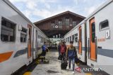 Penumpang berjalan saat memasuki gerbong kereta api di Stasiun Cibatu, Kabupaten Garut, Jawa Barat, Kamis (17/7/2025). Stasiun Cibatu peninggalan Belanda yang dibangun sejak tahun 1889 itu pernah dioperasikan pada tahun 1926 dengan jalur baru yang menghubungkan Cibatu dengan Cikajang dan tercatat sebagai relasi jalur yang melewati rute jalur tertinggi di pulau Jawa +1200 meter. ANTARA FOTO/Adeng Bustomi/agr
