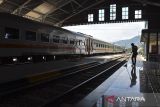Pekerja membersihkan lantai di Stasiun Cibatu, Kabupaten Garut, Jawa Barat, Kamis (17/7/2025). Stasiun Cibatu peninggalan Belanda yang dibangun sejak tahun 1889 itu pernah dioperasikan pada tahun 1926 dengan jalur baru yang menghubungkan Cibatu dengan Cikajang dan tercatat sebagai relasi jalur yang melewati rute jalur tertinggi di pulau Jawa +1200 meter. ANTARA FOTO/Adeng Bustomi/agr
