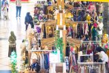 Pengunjung melihat produk industri kreatif saat acara Sunda Karsa Fest : Karya Kreatif Jawa Barat 2025 di Trans Studio Mal, Bandung, Jawa Barat, Kamis (17/7/2025). Acara bertajuk Kriya Berjaya, Budaya Terjaga, Jabar Istimewa tersebut diikuti 27 pelaku UMKM dan menampilkan produk hasil ekonomi kreatif dari desa wisata sebagai ajang promosi sektor pariwisata sekaligus mendorong industri ekonomi kreatif Jawa Barat untuk bersaing di pasar global. ANTARA FOTO/Novrian Arbi/agr