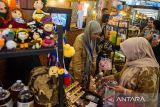 Pengunjung melihat produk industri kreatif saat acara Sunda Karsa Fest : Karya Kreatif Jawa Barat 2025 di Trans Studio Mal, Bandung, Jawa Barat, Kamis (17/7/2025). Acara bertajuk Kriya Berjaya, Budaya Terjaga, Jabar Istimewa tersebut diikuti 27 pelaku UMKM dan menampilkan produk hasil ekonomi kreatif dari desa wisata sebagai ajang promosi sektor pariwisata sekaligus mendorong industri ekonomi kreatif Jawa Barat untuk bersaing di pasar global. ANTARA FOTO/Novrian Arbi/agr