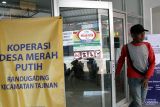Warga berbelanja di salah satu unit usaha Koperasi Merah Putih desa Randugading, Tajinan, Malang, Jawa Timur, Kamis (17/7/2025). Koperasi Merah Putih tersebut sudah menjalankan unit usaha antara lain layanan logistik, kesehatan hingga agen elpiji untuk memenuhi kebutuhan masyarakat menjelang peluncuran serentak pada 21 juli mendatang. ANTARA Jatim/Ari Bowo Sucipto/mas.