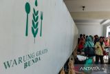 Warga antre untuk mendapatkan makan gratis di Warung Makan Gratis Bunda di Jalan Progo, Bandung, Jawa Barat, Kamis (17/7/2025). Warung makan gratis bunda menyediakan sebanyak 200 porsi makanan perhari setiap Senin hingga Jumat yang ditujukan untuk masyarakat yang membutuhkan. ANTARA FOTO/Raisan Al Farisi/agr
