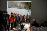 Warga antre untuk mendapatkan makan gratis di Warung Makan Gratis Bunda di Jalan Progo, Bandung, Jawa Barat, Kamis (17/7/2025). Warung makan gratis bunda menyediakan sebanyak 200 porsi makanan perhari setiap Senin hingga Jumat yang ditujukan untuk masyarakat yang membutuhkan. ANTARA FOTO/Raisan Al Farisi/agr
