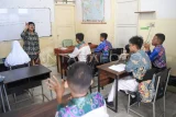 Seorang guru mengajari siswa penyandang disabilitas SMALB di SLB Untung Tuah, Samarinda, Kalimantan Timur, Rabu (16/7/2025). Pemerintah Provinsi Kalimantan Timur melalui program Gratispol telah menyiapkan dana pendidikan untuk jenjang sekolah menengah (SMA/SMK), Sekolah Luar Biasa (SLB) dan Madrasah Aliyah (MA) baik negeri maupun swasta, tanpa terkecuali sekitar Rp330.827 miliar lebih, atau naik Rp117,123 miliar (54,81 persen) dibandingkan sebelum ada program pendidikan Gratispol. Antara Kaltim/M Risyal Hidayat