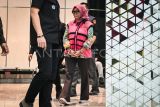Tersangka kasus dugaan korupsi digitalisasi pendidikan di Kemendikbudristek, mantan Direktur Sekolah Dasar Direktorat Jenderal Pendidikan Anak Usia Dini, Pendidikan Dasar dan Pendidikan Menengah tahun 2020-2021 Sri Wahyuningsih berjalan memasuki mobil tahanan di Gedung Kejaksaan Agung, Jakarta, Selasa (15/7/2025). Kejaksaan Agung menetapkan empat tersangka dengan satu tersangka masih buron karena terbukti menyalahgunakan kewenangan dalam kasus dugaan korupsi pengadaan sistem chromebook di Kemendikbudristek yang merugikan negara senilai Rp1,980 triliun. ANTARA FOTO/Sulthony Hasanuddin/foc.