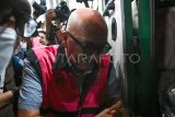Tersangka kasus dugaan korupsi digitalisasi pendidikan di Kemendikbudristek, mantan Direktur SMP Kemendikbudristek 2020 Mulyatsyah memasuki mobil tahanan di Gedung Kejaksaan Agung, Jakarta, Selasa (15/7/2025). Kejaksaan Agung menetapkan empat tersangka dengan satu tersangka masih buron karena terbukti menyalahgunakan kewenangan dalam kasus dugaan korupsi pengadaan sistem chromebook di Kemendikbudristek yang merugikan negara senilai Rp1,980 triliun. ANTARA FOTO/Sulthony Hasanuddin/foc.