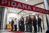 Direktur Penyidikan Jaksa Agung Muda Tindak Pidana Khusus (Jampidsus) Abdul Qohar (kelima kanan) didampingi Kapuspenkum Kejagung Harli Siregar (kedua kiri) menyampaikan keterangan pers terkait perkembangan penyidikan kasus dugaan korupsi digitalisasi pendidikan di Gedung Kejaksaan Agung, Jakarta, Selasa (15/7/2025). Kejaksaan Agung menetapkan empat tersangka dengan satu tersangka masih buron karena terbukti menyalahgunakan kewenangan dalam kasus dugaan korupsi pengadaan sistem chromebook di Kemendikbudristek yang merugikan negara senilai Rp1,980 triliun. ANTARA FOTO/Sulthony Hasanuddin/foc.