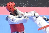 Taekwondoin RMMA club Achmad Naufal (kiri) terkena tendangan dari taekwondoin Pelita Dios Serditus (kanan) dalam kualifikasi Kyorugi kelas Junior under 45 kilogram Kejuaraan Taekwondo Internasional 2025 di GOR Segiri, Samarinda, Kalimantan Timur, Kamis (17/7/2025). Kejuaraan taekwondo bertajuk 2nd East Borneo International Championship 2025 diikuti 920 atlet dari 15 provinsi serta dari Malaysia, Filipina, dan Korea Selatan. Antara Kaltim/M Risyal Hidayat/tom. 