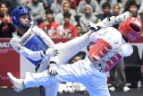 Taekwondoin DKI Fusiton Afsar (kiri) melakukan tendangan ke arah taekwondoin Ti Sulut Abri Palit (kanan) dalam kualifikasi Kyorugi kelas Junior under 45 kilogram Kejuaraan Taekwondo Internasional 2025 di GOR Segiri, Samarinda, Kalimantan Timur, Kamis (17/7/2025). Kejuaraan taekwondo bertajuk 2nd East Borneo International Championship 2025 diikuti 920 atlet dari 15 provinsi serta dari Malaysia, Filipina, dan Korea Selatan. Antara Kaltim/M Risyal Hidayat/tom. 
