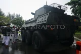 Pengunjung mengamati kendaraan tempur TNI AD pada Pameran Alutsista di Makodam VI/Mulawarman, Balikpapan, Kalimantan Timur, Kamis (17/7/2025). Pameran tersebut digelar dalam rangka memperingati HUT Ke-67 Kodam VI/Mulawarman sekaligus untuk memperkenalkan alat utama sistem senjata (Alutsista) TNI kepada masyarakat. Antara Kaltim/Aditya Nugroho/tom/mrh