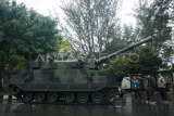 Pengunjung mengamati kendaraan tempur TNI AD pada Pameran Alutsista di Makodam VI/Mulawarman, Balikpapan, Kalimantan Timur, Kamis (17/7/2025). Pameran tersebut digelar dalam rangka memperingati HUT Ke-67 Kodam VI/Mulawarman sekaligus untuk memperkenalkan alat utama sistem senjata (Alutsista) TNI kepada masyarakat. Antara Kaltim/Aditya Nugroho/tom/mrh