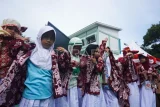 Siswa sekolah dasar mengenakan seragam saat menerima bantuan seragam sekolah gratis di SMP Negeri 27 Balikpapan, Kalimantan Timur, Rabu (16/7/2025). Pemkot Balikpapan membagikan bantuan 92 ribu stel seragam sekolah secara gratis kepada siswa baru jenjang TK, SD, dan SMP Tahun Ajaran 2025/2026 yang terdiri dari seragam nasional, pramuka, dan batik dengan anggaran mencapai Rp28 miliar yang bersumber dari APBD Kota Balikpapan. Antara Kaltim/Aditya Nugroho/YU/mrh