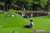 Pelajar berbaris saat mengikuti aksi ekologi di Taman Monumen Perjuangan, Bandung, Jawa Barat, Jumat (18/7/2025). Pemerintah Provinsi Jawa Barat bekerja sama dengan Pandawara Group menggelar Aksi Ekologi dengan melakukan bersih-bersih beberapa taman di Kota Bandung di akhir Masa Pengenalan Lingkungan Sekolah (MPLS) yang diikuti oleh sekitar 30.000 pelajar SD, SMP, SMA. ANTARA FOTO/Raisan Al Farisi/agr