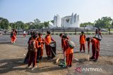 Pelajar melakukan bersih-bersih saat mengikuti aksi ekologi di Taman Monumen Perjuangan, Bandung, Jawa Barat, Jumat (18/7/2025). Pemerintah Provinsi Jawa Barat bekerja sama dengan Pandawara Group menggelar Aksi Ekologi dengan melakukan bersih-bersih beberapa taman di Kota Bandung di akhir Masa Pengenalan Lingkungan Sekolah (MPLS) yang diikuti oleh sekitar 30.000 pelajar SD, SMP, SMA. ANTARA FOTO/Raisan Al Farisi/agr