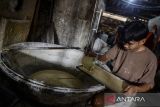 Pekerja menuangkan adonan kerupuk ke cetakan di Cipondoh, Kota Tangerang, Banten, Jumat (18/7/2025). Kementerian Usaha Mikro Kecil dan Menengah (UMKM) mencatat sebanyak 65,5 juta UMKM telah menyerap 119 juta tenaga kerja di Indonesia yang berkontribusi besar terhadap perekonomian nasional. ANTARA FOTO/Putra M. Akbar/gp
