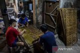 Pekerja menyusun adonan kerupuk di atas tatakan di Cipondoh, Kota Tangerang, Banten, Jumat (18/7/2025). Kementerian Usaha Mikro Kecil dan Menengah (UMKM) mencatat sebanyak 65,5 juta UMKM telah menyerap 119 juta tenaga kerja di Indonesia yang berkontribusi besar terhadap perekonomian nasional. ANTARA FOTO/Putra M. Akbar/gp