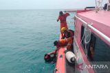 Tim Pencarian dan Pertolongan (SAR) Provinsi Kepulauan Bangka Belitung saat melakukan evakuasi terhadap tiga orang nelayan yang mengalami musibah kapal menabrak karang di Perairan Karang Merah, Kabupaten Bangka, Jumat (18/7/2025). Kapal tersebut ditumpangi tiga orang nelayan asal Pangkalpinang, yaitu Marli (35), Harun (70) dan Sakban (60) yang pada 13 Juli 2025.