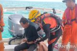 Tim Pencarian dan Pertolongan (SAR) Provinsi Kepulauan Bangka Belitung saat melakukan evakuasi terhadap tiga orang nelayan yang mengalami musibah kapal menabrak karang di Perairan Karang Merah, Kabupaten Bangka, Jumat (18/7/2025). Kapal tersebut ditumpangi tiga orang nelayan asal Pangkalpinang, yaitu Marli (35), Harun (70) dan Sakban (60) yang pada 13 Juli 2025.