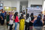 Warga antre saat pendistribusian bantuan cadangan pangan di Kelurahan Cihapit, Bandung, Jawa Barat, Jumat (18/7/2025). Pemerintah Kota Bandung menyalurkan bantuan cadangan pangan dari Badan Pangan Nasional (Bapanas) berupa 10 kilogram beras kepada 85.167 warga di 151 yang ada kelurahan di Kota Bandung. ANTARA FOTO/Raisan Al Farisi/agr