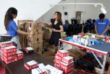 Pengusaha kosmetik Finda Febriana Putri (dua kanan) menghitung kuantitas produk perawatan kulit sebelum diekspor dan dijual ke pasar domestik di industri kosmetik Haruka, Malang, Jawa Timur, Jumat (18/7/2025). Perhimpunan Perusahaan dan Asosiasi Kosmetika Indonesia (PPAK) mencatat pertumbuhan industri kosmetik sepanjang tahun 2025 tumbuh sekitar 5,3 persen hingga 5,7 persen dengan kinerja ekspor pada semester I mencapai 978 juta dollar Amerika Serikat. ANTARA Jatim/Ari Bowo Sucipto/mas.