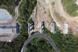 Foto udara ruas progres pembangunan Tol Probowangi di Kecamatan Paiton, Kabupaten Probolinggo, Jawa Timur, Jumat (18/7/2025). Berdasarkan data PT Wijaya Karya Persero Tbk (WIKA) per Selasa (15/7), proyek Jalan Tol Probolinggo-Banyuwangi (Probowangi) Paket 3 yang ditargetkan rampung tahun ini tersebut telah mencapai progres 89,22%. ANTARA Jatim/Irfan Sumanjaya/mas.