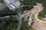 Foto udara ruas progres pembangunan Tol Probowangi di Kecamatan Paiton, Kabupaten Probolinggo, Jawa Timur, Jumat (18/7/2025). Berdasarkan data PT Wijaya Karya Persero Tbk (WIKA) per Selasa (15/7), proyek Jalan Tol Probolinggo-Banyuwangi (Probowangi) Paket 3 yang ditargetkan rampung tahun ini tersebut telah mencapai progres 89,22%. ANTARA Jatim/Irfan Sumanjaya/mas.