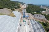 Foto udara ruas progres pembangunan Tol Probowangi di Kecamatan Paiton, Kabupaten Probolinggo, Jawa Timur, Jumat (18/7/2025). Berdasarkan data PT Wijaya Karya Persero Tbk (WIKA) per Selasa (15/7), proyek Jalan Tol Probolinggo-Banyuwangi (Probowangi) Paket 3 yang ditargetkan rampung tahun ini tersebut telah mencapai progres 89,22%. ANTARA Jatim/Irfan Sumanjaya/mas.