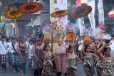 Seniman menampilkan tari tradisional saat pawai budaya Beguling Feast Festival 2025 di Puri Agung Peliatan, Ubud, Gianyar, Bali, Kamis (17/7/2025). Kegiatan yang digelar pada 17-20 Juli 2025 tersebut untuk mempromosikan dan melestarikan seni budaya, kuliner, serta potensi kearifan lokal sekaligus sebagai sarana hiburan bagi masyarakat dan wisatawan di kawasan wisata itu. ANTARA FOTO/Nyoman Hendra Wibowo/wsj.