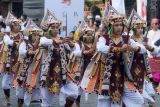 Seniman menampilkan tari tradisional saat pawai budaya Beguling Feast Festival 2025 di Puri Agung Peliatan, Ubud, Gianyar, Bali, Kamis (17/7/2025). Kegiatan yang digelar pada 17-20 Juli 2025 tersebut untuk mempromosikan dan melestarikan seni budaya, kuliner, serta potensi kearifan lokal sekaligus sebagai sarana hiburan bagi masyarakat dan wisatawan di kawasan wisata itu. ANTARA FOTO/Nyoman Hendra Wibowo/wsj.