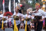 Seniman menampilkan Tari Janger saat pawai budaya Beguling Feast Festival 2025 di Puri Agung Peliatan, Ubud, Gianyar, Bali, Kamis (17/7/2025). Kegiatan yang digelar pada 17-20 Juli 2025 tersebut untuk mempromosikan dan melestarikan seni budaya, kuliner, serta potensi kearifan lokal sekaligus sebagai sarana hiburan bagi masyarakat dan wisatawan di kawasan wisata itu. ANTARA FOTO/Nyoman Hendra Wibowo/wsj.