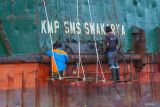 Dua pekerja memperbaiki lambung kapal di Dermaga Bulusan Pelabuhan Ketapang, Banyuwangi, Jawa Timur, Kamis (17/7/2025). Kantor Syahbandar dan Otoritas Pelabuhan (KSOP) mengambil langkah perbaikan kapal sebagai respon atas insiden tenggelamnya KMP Tunu Pratama Jaya di Selat Bali sehingga seluruh armada bisa memenuhi standar keselamatan pelayaran. ANTARA FOTO/Budi Candra Setya/wsj.