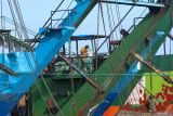 Seorang pekerja mengelas bagian kapal di Dermaga Bulusan Pelabuhan Ketapang, Banyuwangi, Jawa Timur, Kamis (17/7/2025). Kantor Syahbandar dan Otoritas Pelabuhan (KSOP) mengambil langkah perbaikan kapal sebagai respon atas insiden tenggelamnya KMP Tunu Pratama Jaya di Selat Bali sehingga seluruh armada bisa memenuhi standar keselamatan pelayaran. ANTARA FOTO/Budi Candra Setya/wsj.