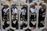 Wakil Gubernur Aceh, Fadhlullah (tengah) memberikan penjelasan kepada demonstran tenaga kesehatan Rumah Sakit Umum Zainoel Abidin Aceh di ruangan lantai bawah kantor Gubernur Aceh, Banda Aceh, Aceh, Jumat (18/7/2025). Aksi damai Aparatur Sipil Negara (ASN)  tenaga kesehatan  itu menyampaikan tuntutan kepada pemerintah Aceh segera merealisasikan pembayaran Tambahan Penghasilan Pegawai (TPP) dan Jasa Medis periode Mei dan Juni 2025 sebagai penopang kebutuhan ekonomi dan biaya pendikan anak mereka. ANTARA FOTO/Ampelsa.