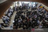 Ratusan demonstran tenaga kesehatan Rumah Sakit Umum Zainoel Abidin Aceh menggelar aksi damai di ruangan lantai bawah kantor Gubernur Aceh, Banda Aceh, Aceh, Jumat (18/7/2025). Aksi damai Aparatur Sipil Negara (ASN)  tenaga kesehatan  itu menyampaikan tuntutan kepada pemerintah Aceh segera merealisasikan pembayaran Tambahan Penghasilan Pegawai (TPP) dan Jasa Medis periode Mei dan Juni 2025 sebagai penopang kebutuhan ekonomi dan biaya pendikan anak mereka. ANTARA FOTO/Ampelsa.