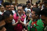 Terdakwa kasus dugaan korupsi impor gula, Thomas Trikasih Lembong atau Tom Lembong (tengah) meninggalkan ruang sidang usai pembacaan vonis di Pengadilan Tipikor, Jakarta, Jumat (18/7/2025). Majelis hakim menjatuhkan vonis empat tahun enam bulan penjara, denda Rp750 juta subsider enam bulan kurungan kepada mantan menteri perdagangan itu. ANTARA FOTO/Bayu Pratama S/sgd/tom.