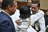 Terdakwa kasus dugaan korupsi impor gula, Thomas Trikasih Lembong atau Tom Lembong (kanan) memeluk istri Franciska Wihardja usai sidang pembacaan vonis di Pengadilan Tipikor, Jakarta, Jumat (18/7/2025). Majelis hakim menjatuhkan vonis empat tahun enam bulan penjara, denda Rp750 juta subsider enam bulan kurungan kepada mantan menteri perdagangan itu. ANTARA FOTO/Bayu Pratama S/sgd/tom.