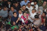 Terdakwa kasus dugaan korupsi impor gula, Thomas Trikasih Lembong atau Tom Lembong (tengah) meninggalkan ruang sidang usai pembacaan vonis di Pengadilan Tipikor, Jakarta, Jumat (18/7/2025). Majelis hakim menjatuhkan vonis empat tahun enam bulan penjara, denda Rp750 juta subsider enam bulan kurungan kepada mantan menteri perdagangan itu. ANTARA FOTO/Bayu Pratama S/sgd/tom.