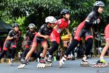Atlet sepatu roda melakukan uji lintasan guna persiapan mengikuti kejuaraan terbuka sepatu roda Raider Cup di Kota Madiun, Jawa Timur, Jumat (18/7/2025). Sebanyak 256 atlet dari berbagai daerah di Jawa Timur, Jawa Tengah dan Yogyakarta akan mengikuti kejuaraan tersebut, Sabtu (19/7). Antara Jatim/Siswowidodo/um 