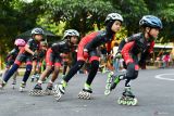 Atlet sepatu roda melakukan uji lintasan guna persiapan mengikuti kejuaraan terbuka sepatu roda Raider Cup di Kota Madiun, Jawa Timur, Jumat (18/7/2025). Sebanyak 256 atlet dari berbagai daerah di Jawa Timur, Jawa Tengah dan Yogyakarta akan mengikuti kejuaraan tersebut, Sabtu (19/7). Antara Jatim/Siswowidodo/um 