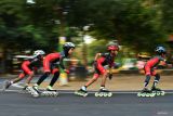 Atlet sepatu roda melakukan uji lintasan guna persiapan mengikuti kejuaraan terbuka sepatu roda Raider Cup di Kota Madiun, Jawa Timur, Jumat (18/7/2025). Sebanyak 256 atlet dari berbagai daerah di Jawa Timur, Jawa Tengah dan Yogyakarta akan mengikuti kejuaraan tersebut, Sabtu (19/7). Antara Jatim/Siswowidodo/um 