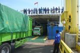 Kendaraan antre keluar kapal feri di Pelabuhan Jangkar, Situbondo, Jawa Timur, Sabtu (19/7/2025). Sejumlah kendaraan angkutan barang, bus dan kendaraan pribadi yang akan menyeberang dari Pelabuhan Jangkar ke Pelabuhan Lembar, Nusa Tenggara Barat meningkat volume kendaraannya dari sekitar 10 unit menjadi 25 unit per hari pasca kapal penyeberangan di Pelabuhan Ketapang - Gilimanuk dilakukan perbaikan. Antara Jatim/Seno/um