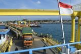 Kendaraan barang memasuki kapal feri di Pelabuhan Jangkar, Situbondo, Jawa Timur, Sabtu (19/7/2025). Sejumlah kendaraan angkutan barang, bus dan kendaraan pribadi yang akan menyeberang dari Pelabuhan Jangkar ke Pelabuhan Lembar, Nusa Tenggara Barat meningkat volume kendaraannya dari sekitar 10 unit menjadi 25 unit per hari pasca kapal penyeberangan di Pelabuhan Ketapang - Gilimanuk dilakukan perbaikan. Antara Jatim/Seno/um
