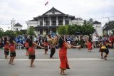 Seniman asal Kalimantan Barat menampilkan pertunjukan saat berlangsungnya Kukar Festival Budaya Nusantara 2025 di depan Kedaton Kesultanan Kutai Kartanegara Ing Martadipura, Tenggarong, Kutai Kartanegara, Kalimantan Timur, Sabtu (19/7/2025). Festival budaya yang bertajuk Merajut Keberagaman, Melestarikan Kebudayaan Menuju Pariwisata Terbaik Berkelanjutan itu diikuti seniman dari delapan provinsi, 20 kecamatan, 12 paguyuban, dan 15 kelompok seni lokal bertujuan untuk melestarikan budaya dan mendukung pariwisata Kutai Kartanegara. Antara Kaltim/M Risyal Hidayat