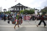 Seniman menampilkan pertunjukkan Jaranan saat berlangsungnya Kukar Festival Budaya Nusantara 2025 di depan Kedaton Kesultanan Kutai Kartanegara Ing Martadipura, Tenggarong, Kutai Kartanegara, Kalimantan Timur, Sabtu (19/7/2025). Festival budaya yang bertajuk Merajut Keberagaman, Melestarikan Kebudayaan Menuju Pariwisata Terbaik Berkelanjutan itu diikuti seniman dari delapan provinsi, 20 kecamatan, 12 paguyuban, dan 15 kelompok seni lokal bertujuan untuk melestarikan budaya dan mendukung pariwisata Kutai Kartanegara. Antara Kaltim/M Risyal Hidayat