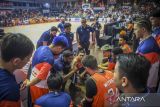 Pelatih Pelita Jaya Jakarta Justin Tatum (tengah) memberi instruksi kepada pemainnya saat bertanding melawan Dewa United Banten pada pertandingan babak kedua final Indonesian Basketball League (IBL) 2025 di GOR Soemantri Brodjonegoro, Kuningan, Jakarta, Sabtu (19/7/2025). Dewa United Banten menang atas Pelita Jaya Jakarta dengan skor 80-75, dan final berlanjur ke babak ketiga. ANTARA FOTO/Galih Pradipta