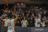 Pebasket Dewa United Banten Kaleb Ramot Gemilang melakukan selebrasi usai menang atas Pelita Jaya Jakarta pada pertandingan babak kedua final Indonesian Basketball League (IBL) 2025 di GOR Soemantri Brodjonegoro, Kuningan, Jakarta, Sabtu (19/7/2025). Dewa United Banten menang atas Pelita Jaya Jakarta dengan skor 80-75, dan final berlanjur ke babak ketiga. ANTARA FOTO/Galih Pradipta