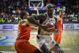 Pebasket Pelita Jaya Jakarta Jaquori Curtis Mclaughlin (kiri) berebut bola dengan pebasket Dewa United Banten Lester Prosper (kanan) pada pertandingan babak kedua final Indonesian Basketball League (IBL) 2025 di GOR Soemantri Brodjonegoro, Kuningan, Jakarta, Sabtu (19/7/2025). Dewa United Banten menang atas Pelita Jaya Jakarta dengan skor 80-75, dan final berlanjur ke babak ketiga. ANTARA FOTO/Galih Pradipta