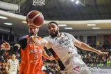 Pebasket Pelita Jaya Jakarta Jeffree David Withey (kiri) berebut bola dengan pebasket Dewa United Banten Joshua Bryan Ibarra (kanan) pada pertandingan babak kedua final Indonesian Basketball League (IBL) 2025 di GOR Soemantri Brodjonegoro, Kuningan, Jakarta, Sabtu (19/7/2025). ANTARA FOTO/Galih Pradipta
